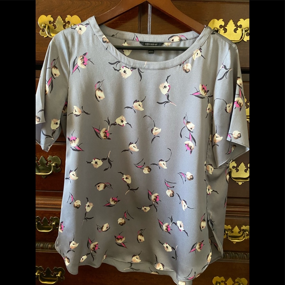 Banana Republic ladies blouse size medium